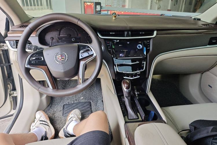 Used Cadillac XTS 2013 28T Elite Edition Center Console