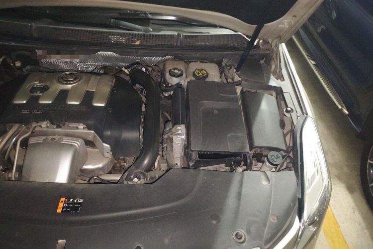 Used Cadillac XTS 2013 28T Comfort Model Engine Bay Left