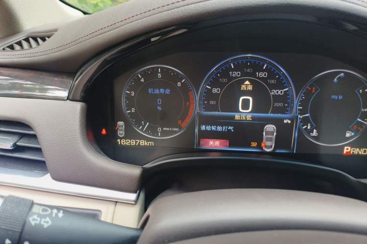 Used Cadillac XTS 2013 28T Leading Model Odometer Close Up