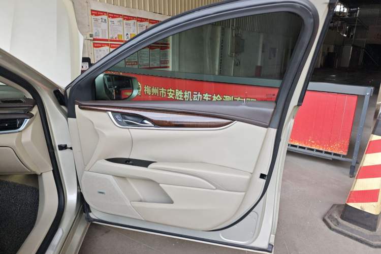 Used Cadillac XTS 2013 28T Elite Edition Right Front Door Interior