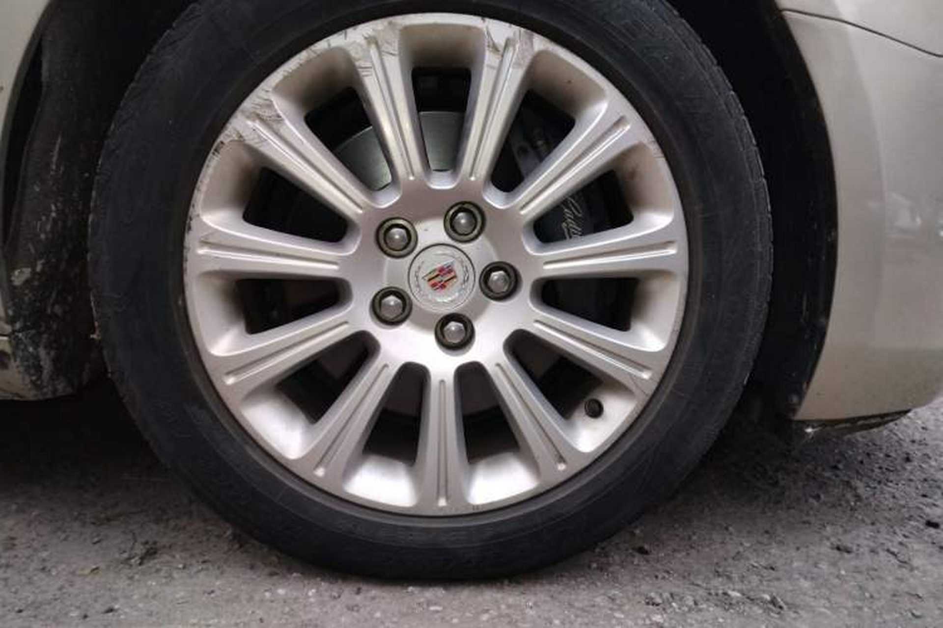 Used Cadillac XTS 2013 28T Luxury Model Right Front Wheel Hub