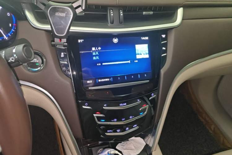 Used Cadillac XTS 2014 28T Comfort Version Audio And AC Panel