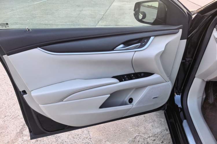 Used Cadillac XTS 2014 28T Comfort Version Interior 4