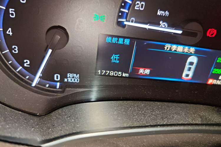 Used Cadillac XTS 2014 28T Comfort Version Odometer Close Up