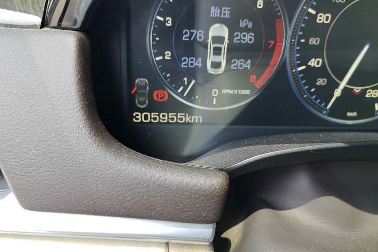 Used Cadillac XTS 2014 28T Platinum Edition Odometer Close Up
