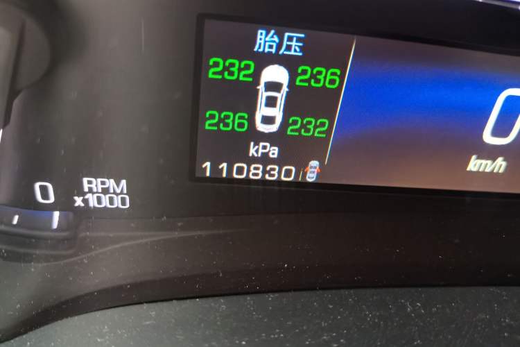Used Cadillac XTS 2014 28T Luxury Model Odometer Close Up