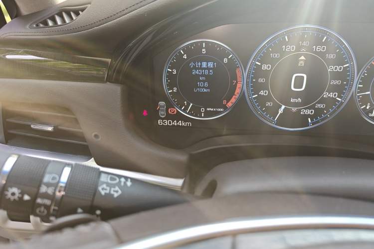 Used Cadillac XTS 2014 28T Platinum Edition Odometer Close Up