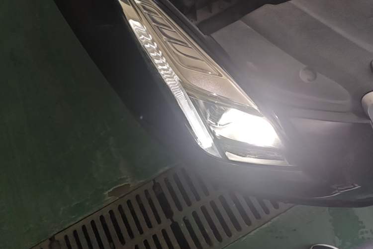 Used Cadillac XTS 2014 28T Comfort Version Right Front Headlight