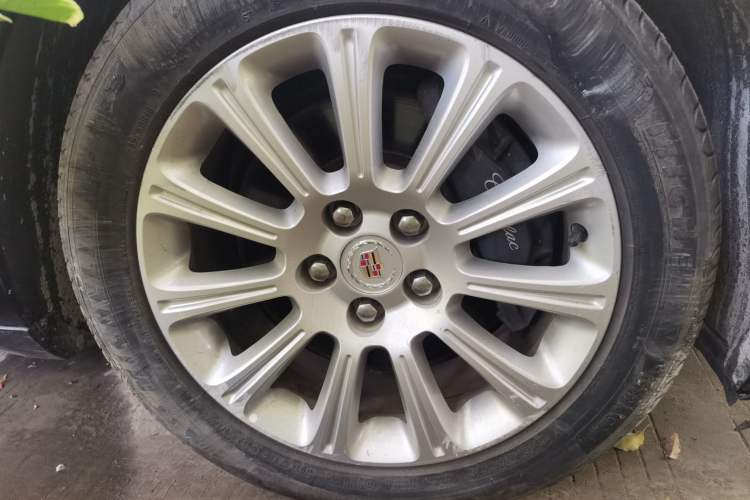Used Cadillac XTS 2014 28T Comfort Version Right Front Wheel Hub