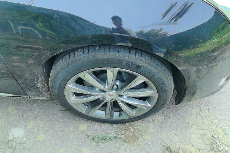 Used Cadillac XTS 2014 28T Platinum Edition Right Front Wheel Hub