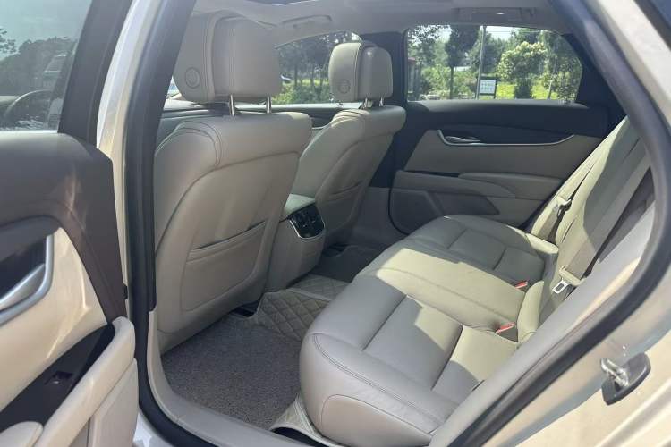 Used Cadillac XTS 2014 28T Comfort Version Interior 3
