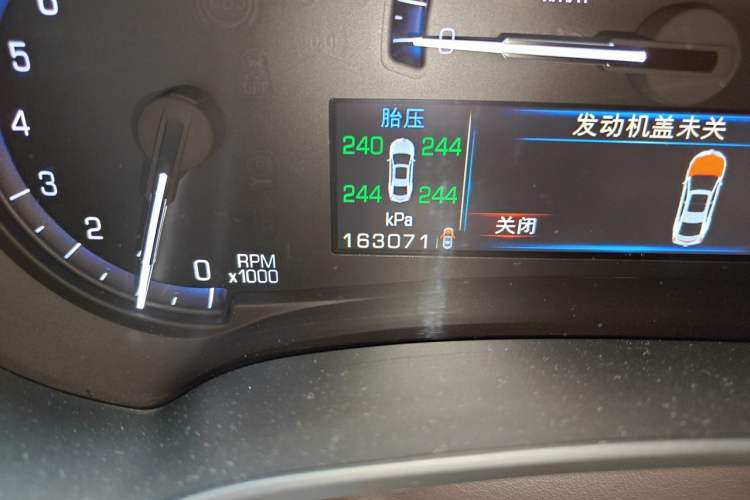 Used Cadillac XTS 2014 28T Comfort Version Odometer Close Up