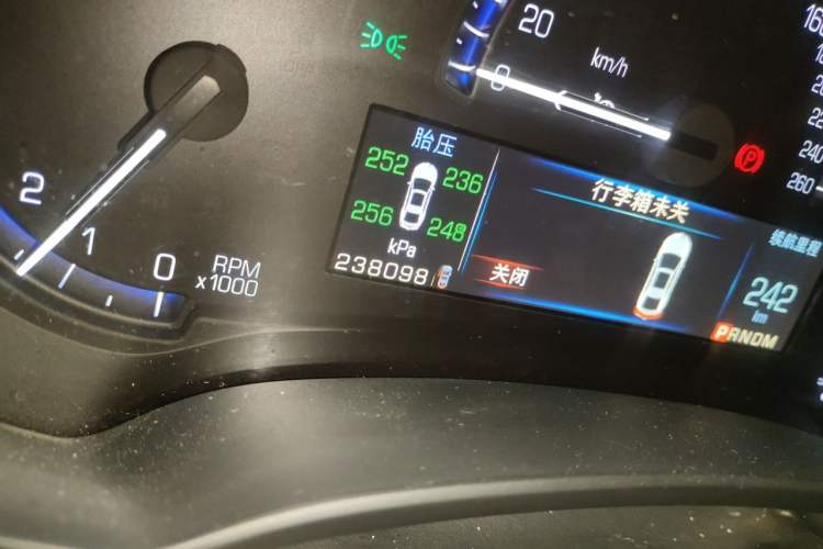 Used Cadillac XTS 2014 28T Luxury Model Odometer Close Up