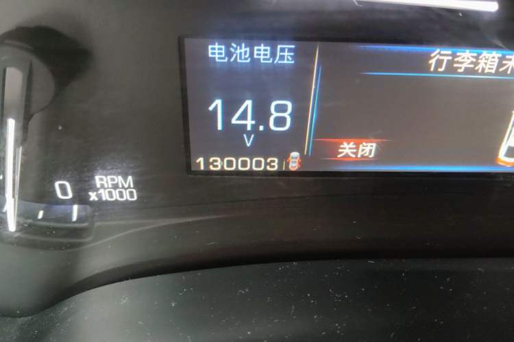 Used Cadillac XTS 2014 28T Comfort Version Odometer Close Up
