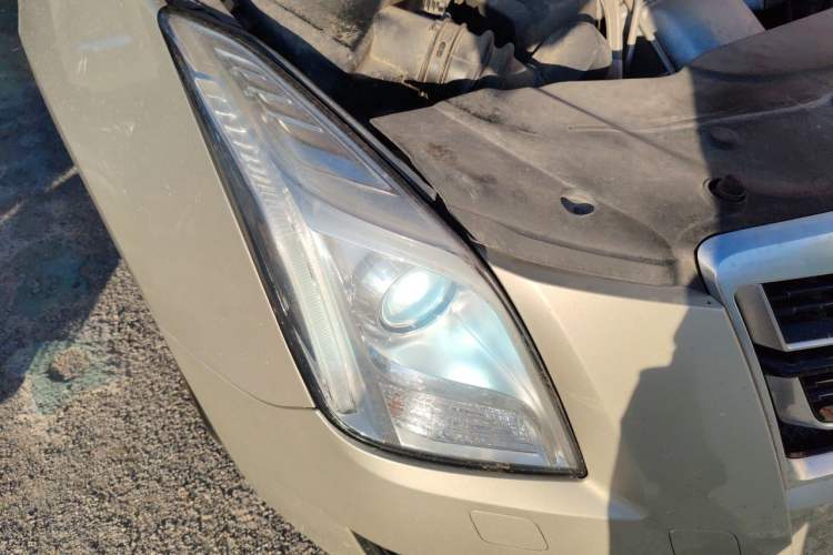 Used Cadillac XTS 2014 28T Comfort Version Right Front Headlight