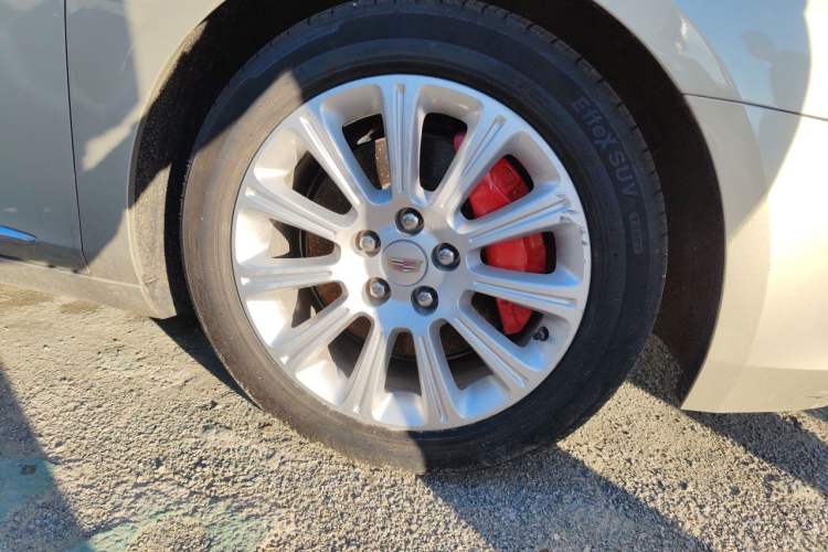 Used Cadillac XTS 2014 28T Comfort Version Right Front Wheel Hub