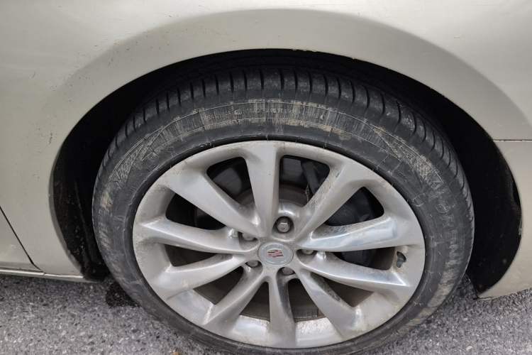 Used Cadillac XTS 2014 28T Platinum Edition Right Front Wheel Hub
