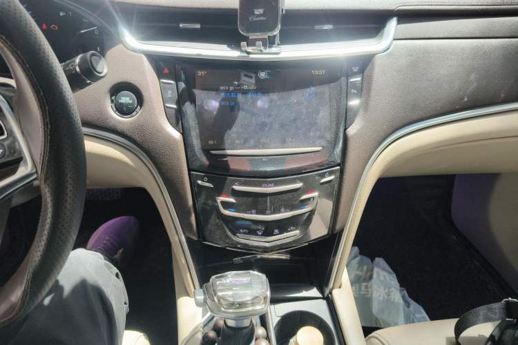 Used Cadillac XTS 2014 28T Comfort Version Audio And AC Panel