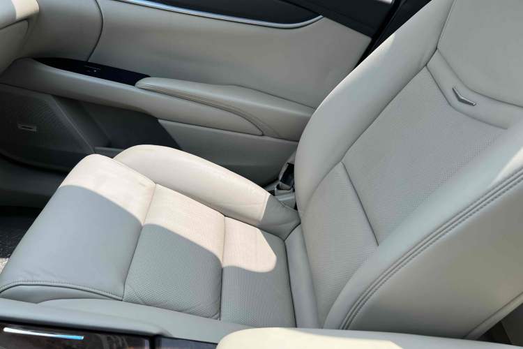 Used Cadillac XTS 2014 28T Comfort Version Interior 7