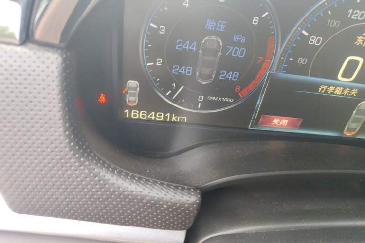 Used Cadillac XTS 2014 28T Platinum Edition Odometer Close Up
