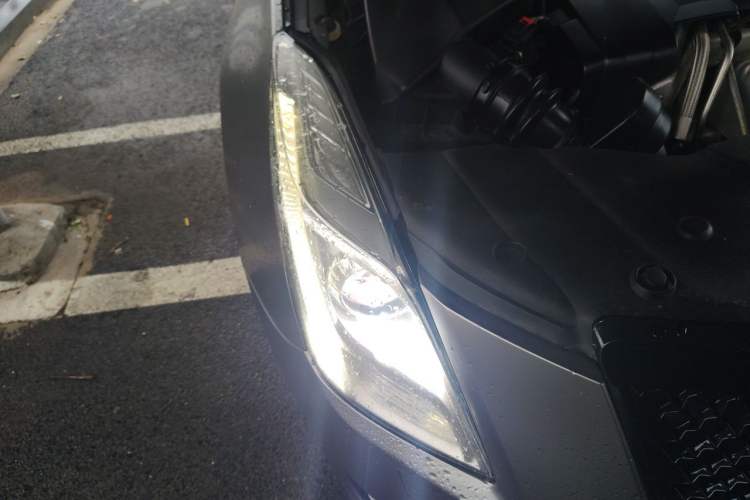 Used Cadillac XTS 2014 28T Comfort Version Right Front Headlight