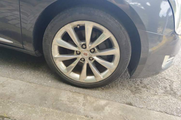 Used Cadillac XTS 2014 28T Platinum Edition Right Front Wheel Hub