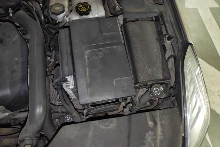 Used Cadillac XTS 2014 28T Comfort Version Engine Bay Left