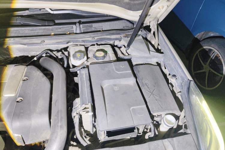 Used Cadillac XTS 2014 28T Comfort Version Engine Bay Left