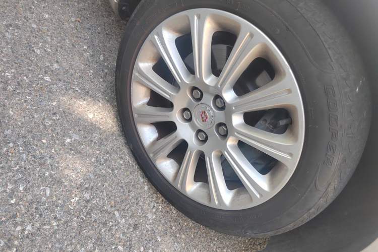 Used Cadillac XTS 2014 28T Comfort Version Right Front Wheel Hub