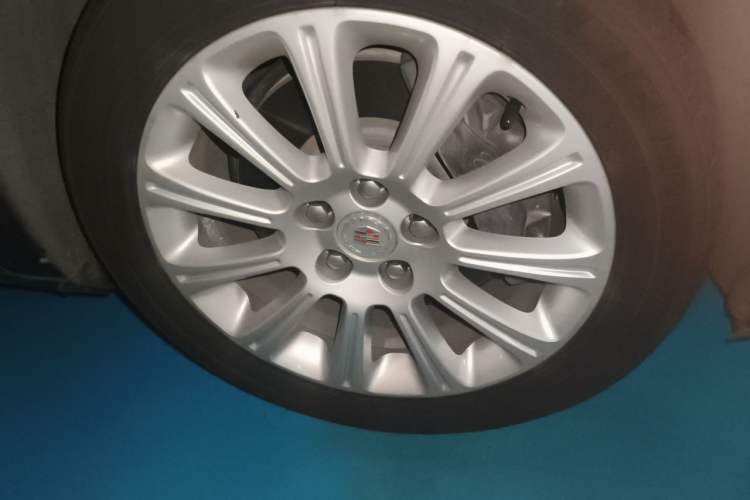 Used Cadillac XTS 2014 28T Luxury Model Right Front Wheel Hub