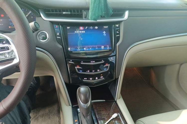 Used Cadillac XTS 2014 28T Comfort Version Audio And AC Panel