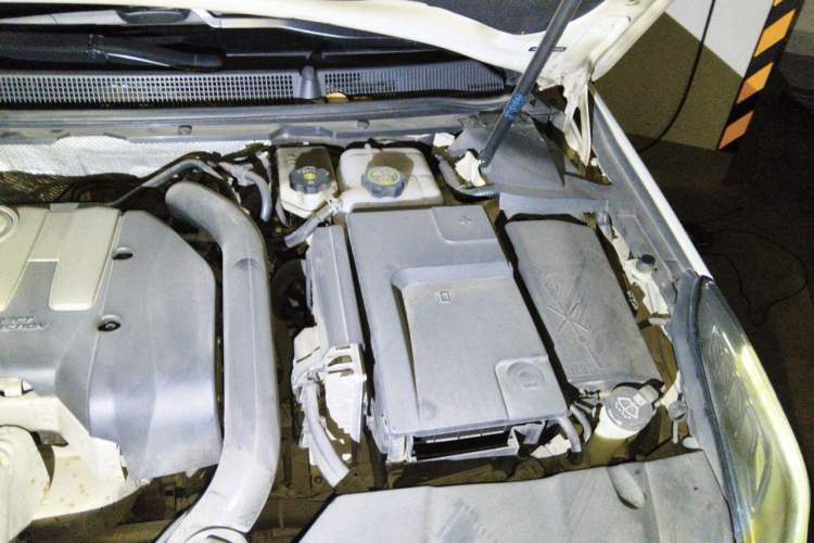 Used Cadillac XTS 2014 28T Comfort Version Engine Bay Left