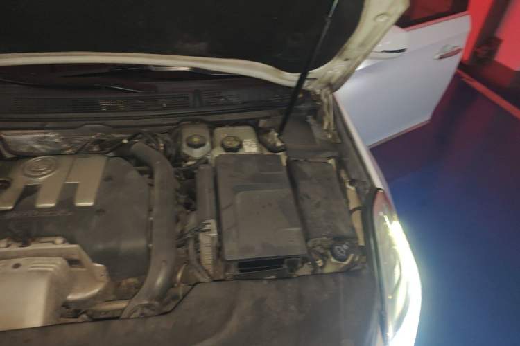 Used Cadillac XTS 2014 28T Comfort Version Engine Bay Left