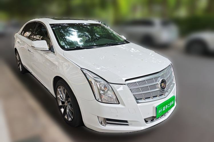 Used Cadillac XTS 2014 28T Platinum Edition Front Right 45 Deg