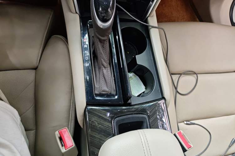 Used Cadillac XTS 2014 28T Platinum Edition Gear Lever