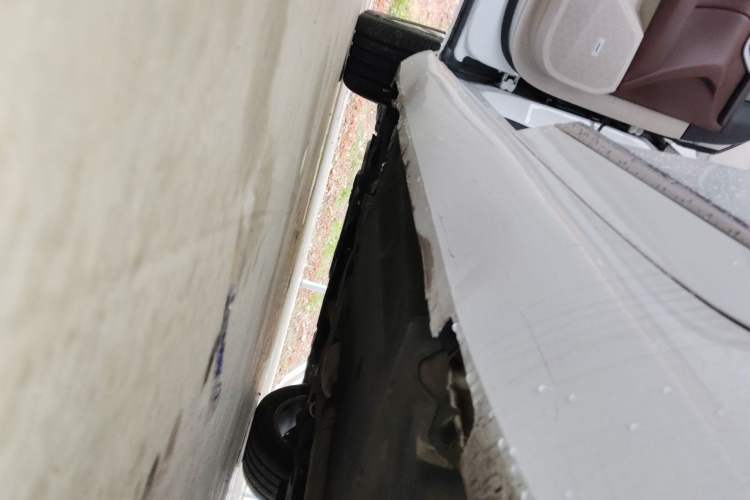Used Cadillac XTS 2014 28T Comfort Version Left Side Sill