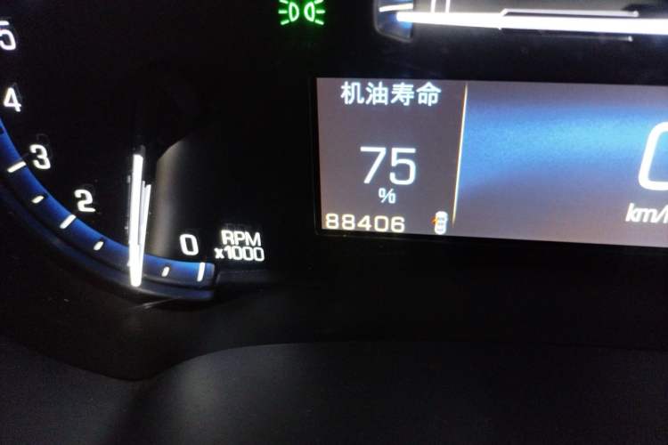Used Cadillac XTS 2014 28T Comfort Version Odometer Close Up