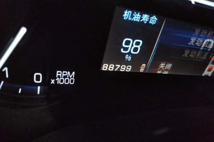 Used Cadillac XTS 2014 28T Comfort Version Odometer Close Up