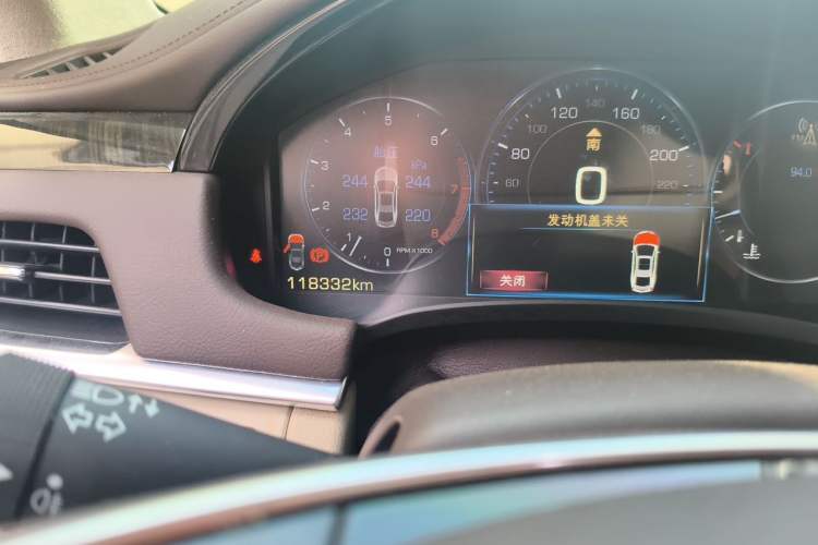 Used Cadillac XTS 2014 28T Platinum Edition Odometer Close Up