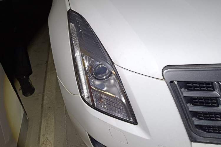 Used Cadillac XTS 2014 28T Comfort Version Right Front Headlight