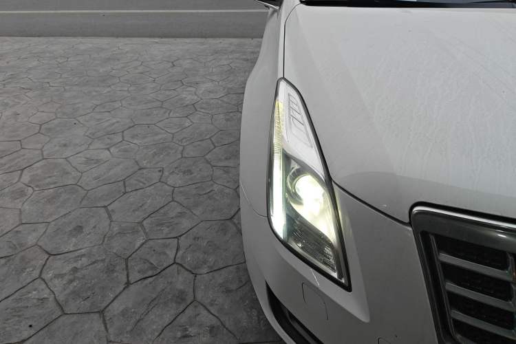 Used Cadillac XTS 2014 28T Comfort Version Right Front Headlight