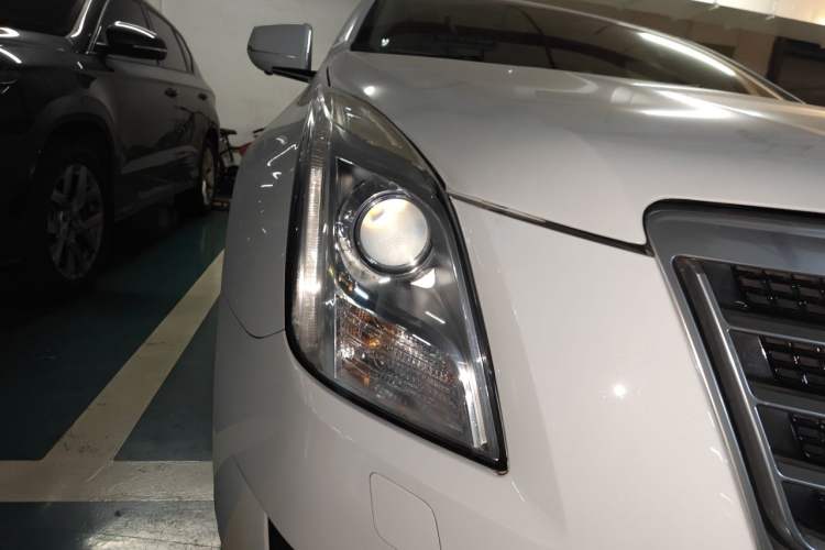 Used Cadillac XTS 2014 28T Comfort Version Right Front Headlight