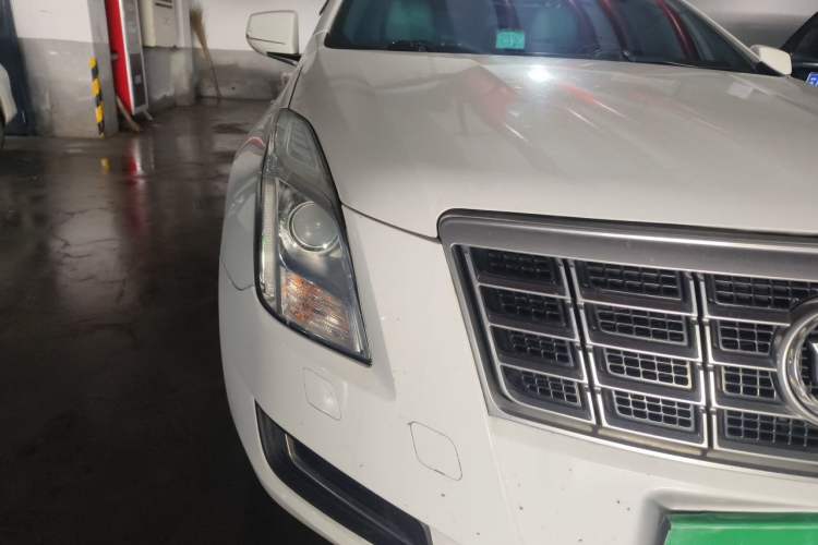 Used Cadillac XTS 2014 28T Comfort Version Right Front Headlight