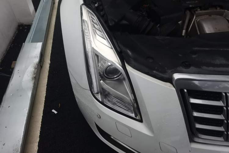 Used Cadillac XTS 2014 28T Comfort Version Right Front Headlight