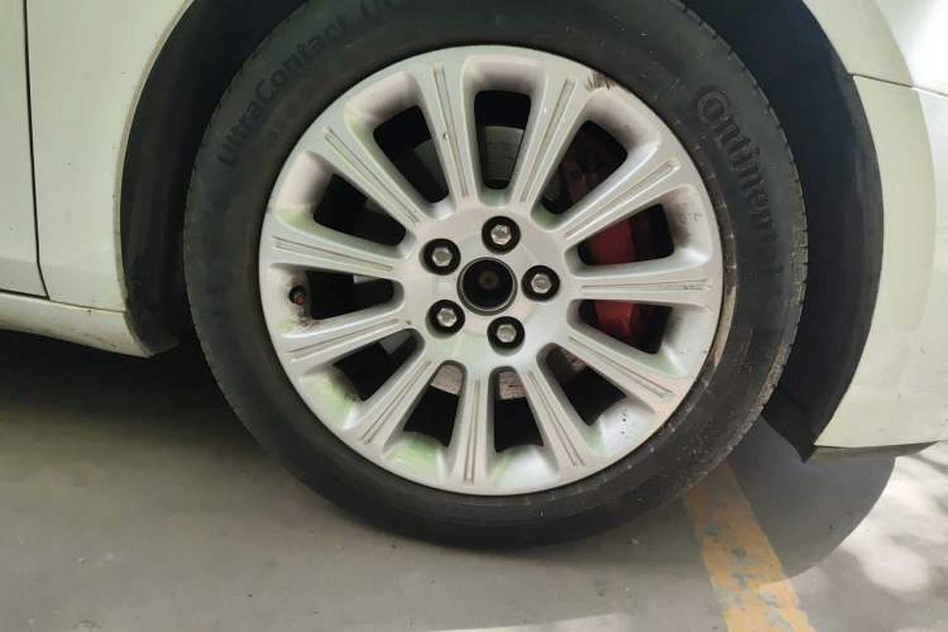 Used Cadillac XTS 2014 28T Luxury Model Right Front Wheel Hub
