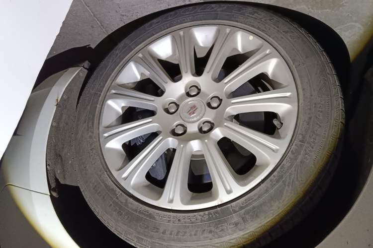 Used Cadillac XTS 2014 28T Comfort Version Right Front Wheel Hub