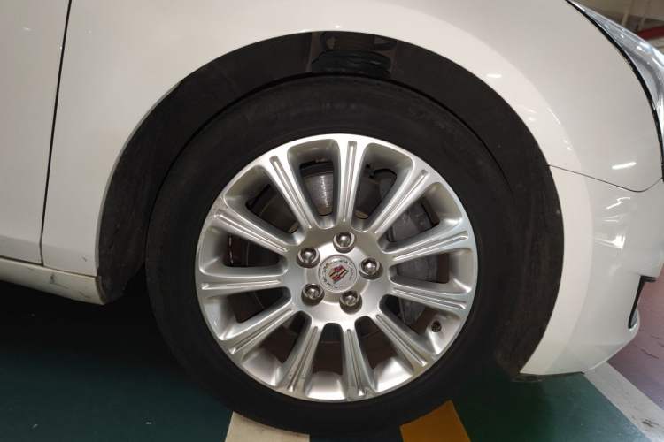 Used Cadillac XTS 2014 28T Comfort Version Right Front Wheel Hub