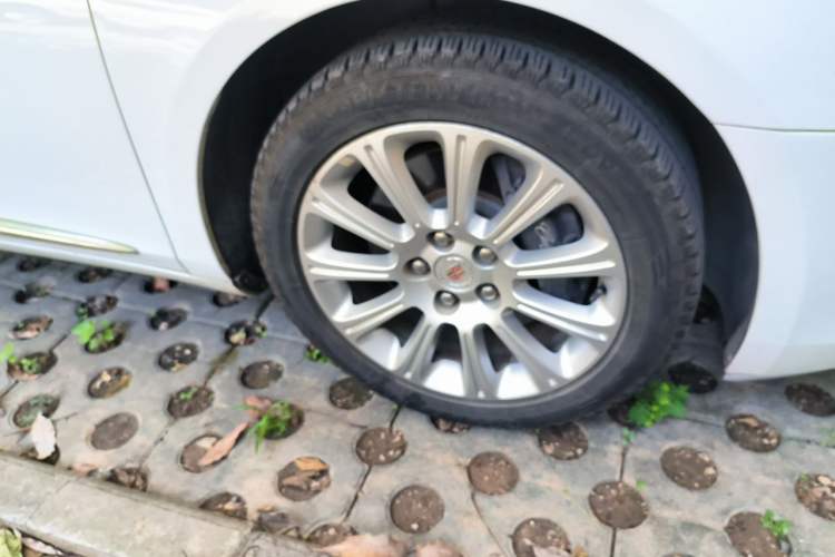 Used Cadillac XTS 2014 28T Elite Edition Right Front Wheel Hub