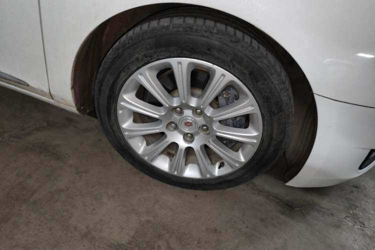 Used Cadillac XTS 2014 28T Comfort Version Right Front Wheel Hub