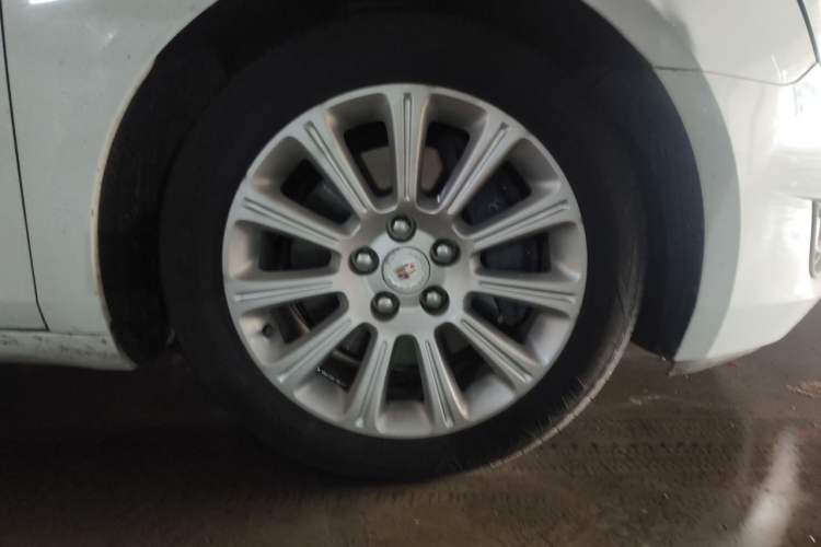 Used Cadillac XTS 2014 28T Comfort Version Right Front Wheel Hub